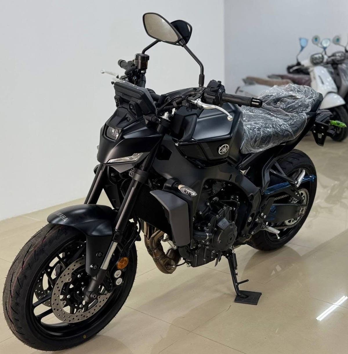 Yamaha MT-09 thumbnail 3