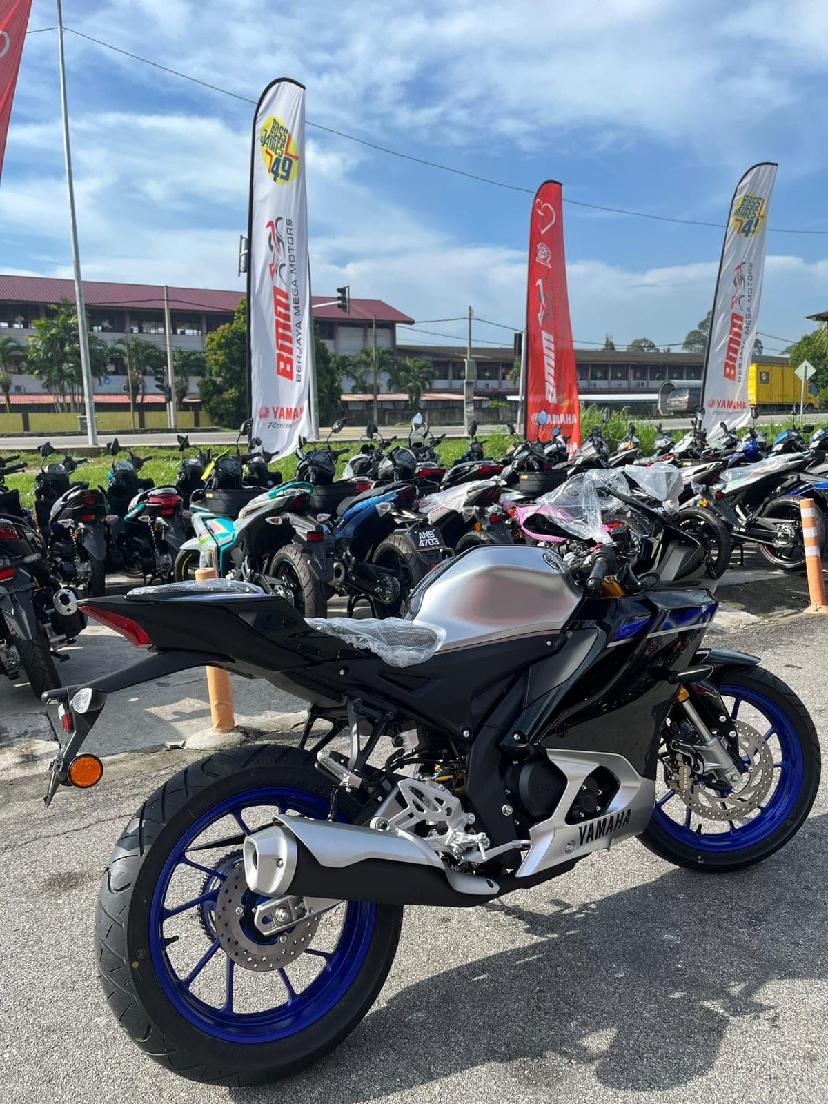 Yamaha R15M thumbnail 4
