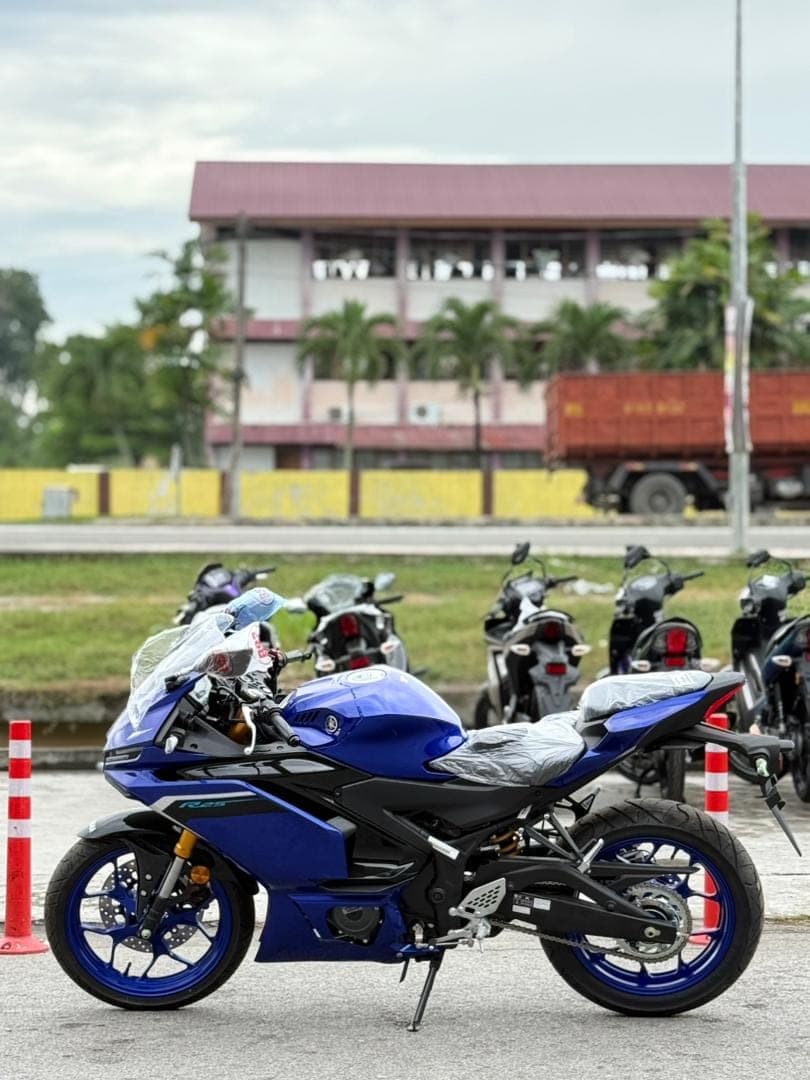 Yamaha YZF-R25 thumbnail 5