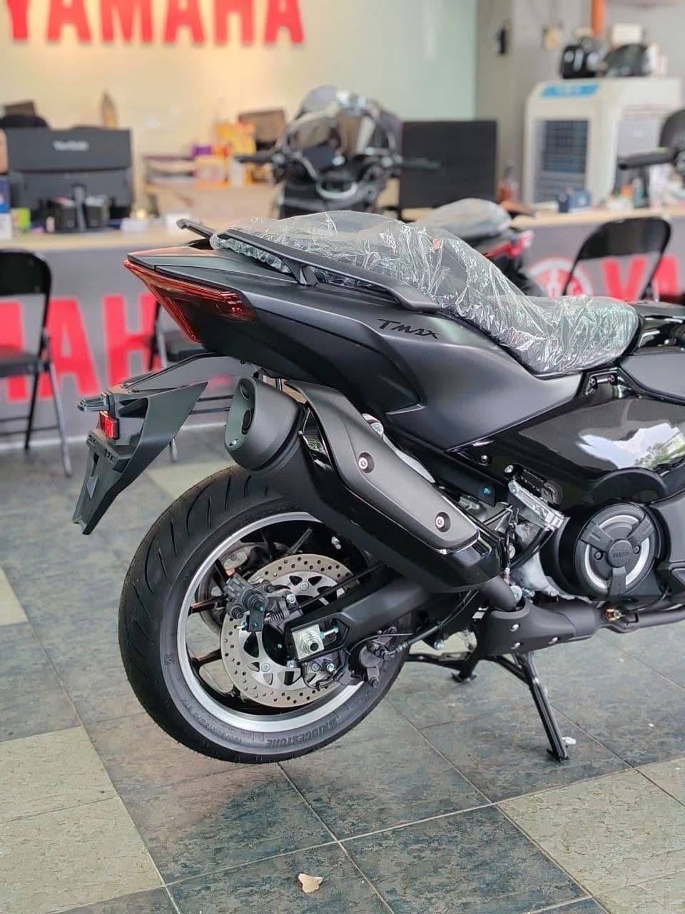 Yamaha TMAX thumbnail 3