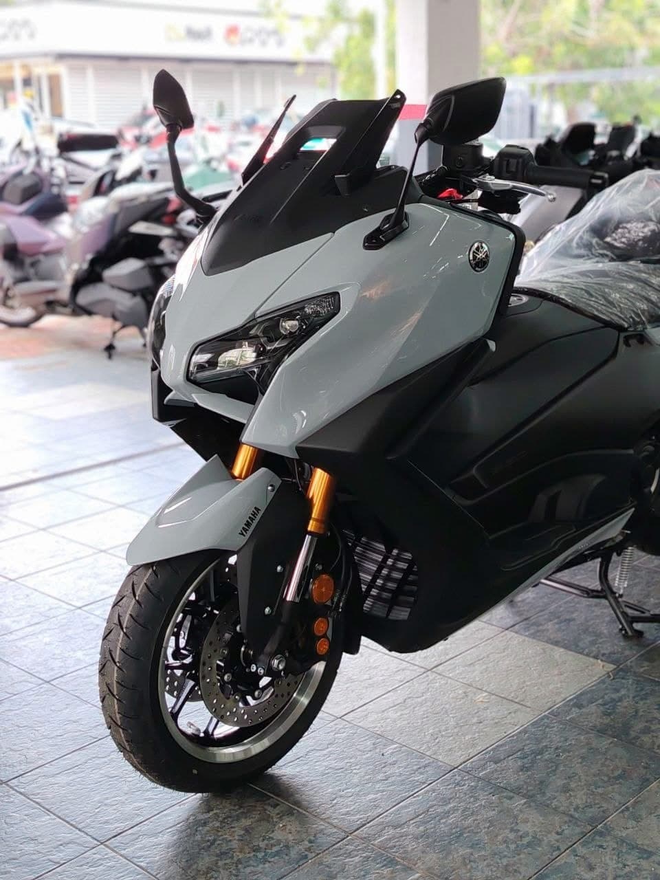 Yamaha TMAX thumbnail 4