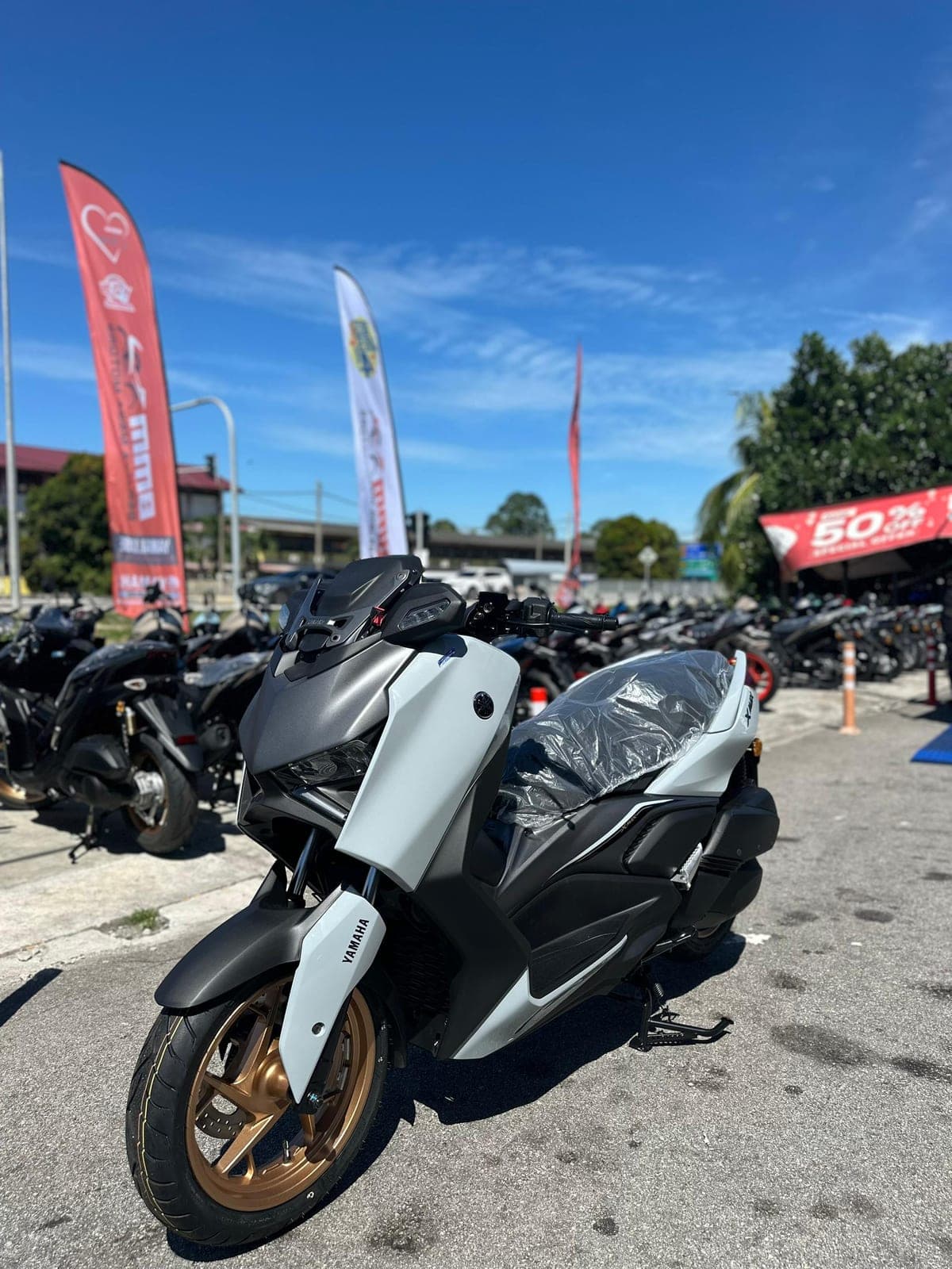Yamaha XMAX 250 thumbnail 2